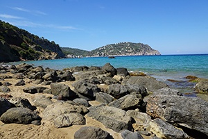 Klippig kust vid Ibiza