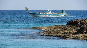 Hav och båt på Cypern